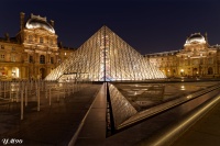 Le_Louvre_et_sa_pyramide_1_light.jpg